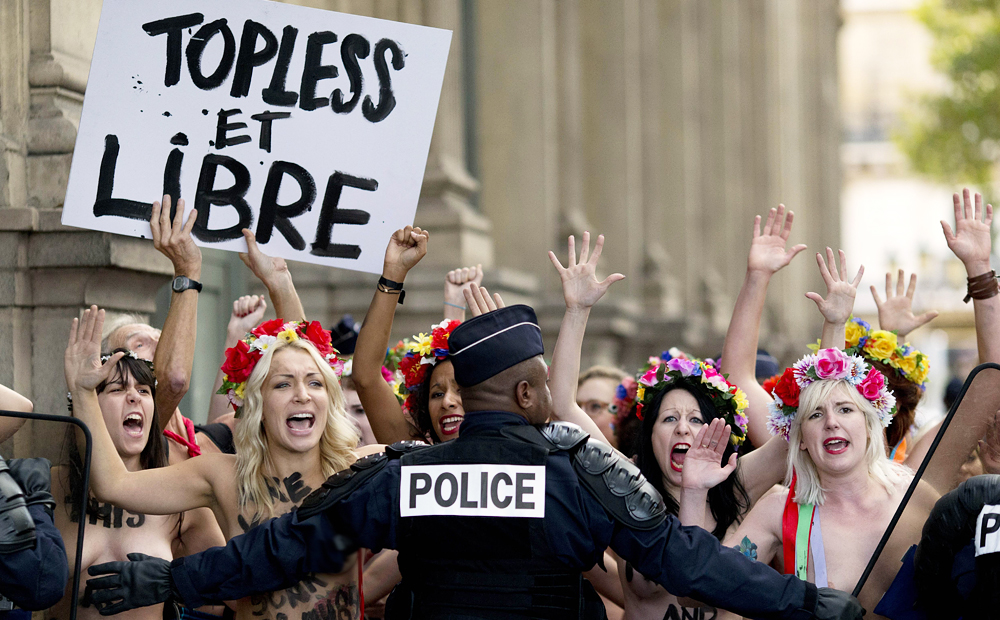 Police blocks activists from the women's rights organization Femen as