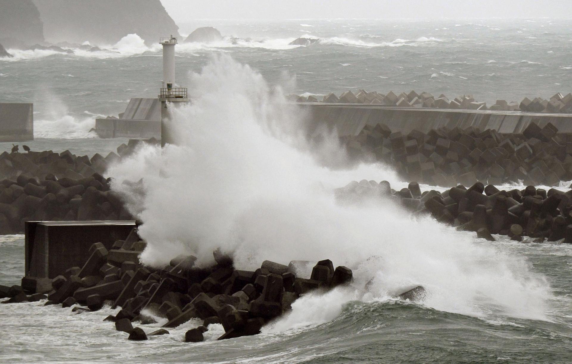 Half million flee Cyclone Hudhud in India and Typhoon Vongfong in Japan ...