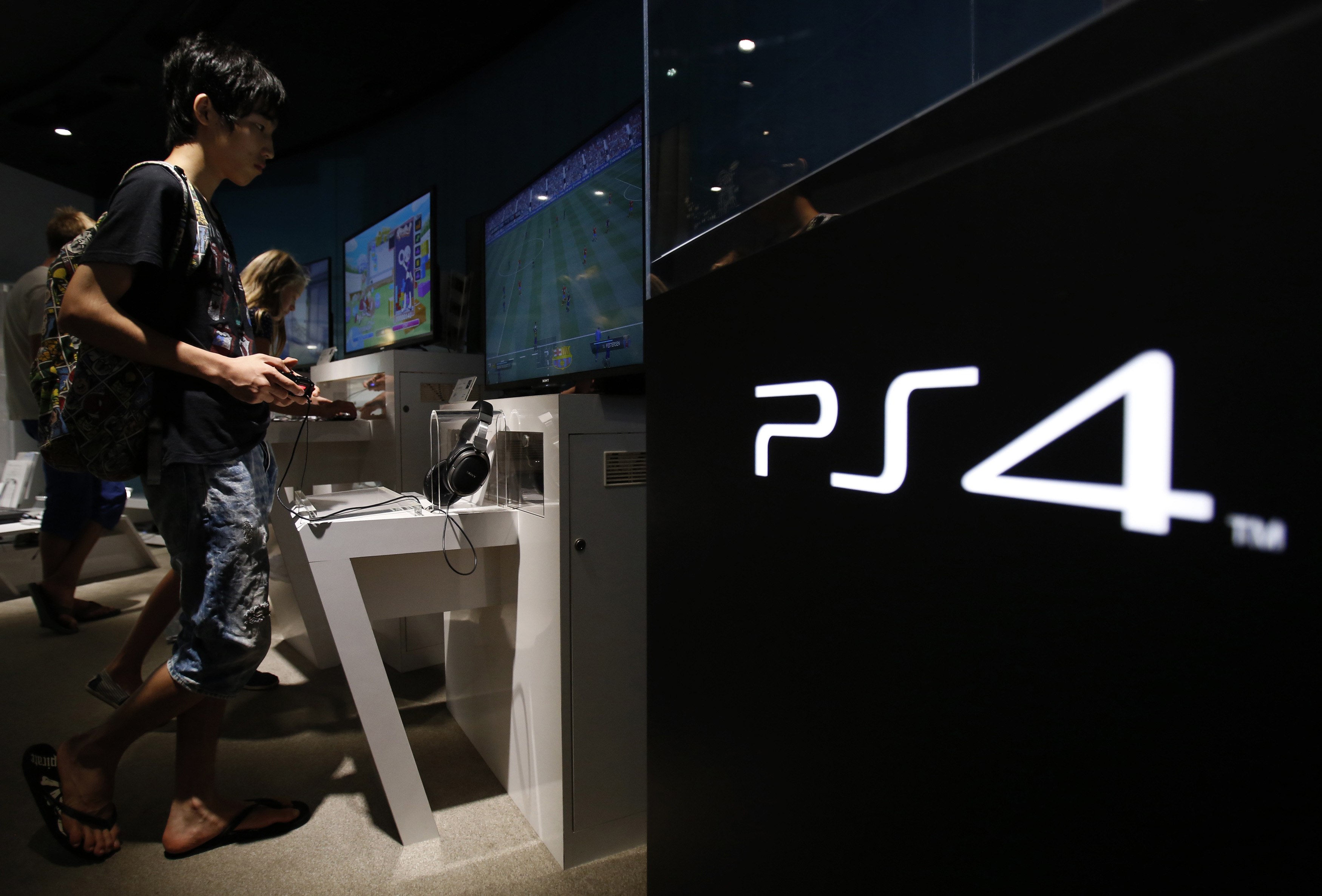 Long queues as Sony's Playstation 4 finally released in China... 16 months  after the US | South China Morning Post