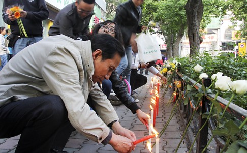 Residents light candles and lay flowers as they mourn the 39 victimd of the latest bomb attack in Urumqi. Photo: Reuters