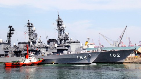 Japanese destroyers Harusame (back) and Japanese destroyers Amigiri (front) dock at Manila South harbor, Philippines on May 9, 2015.  Photo: EPA