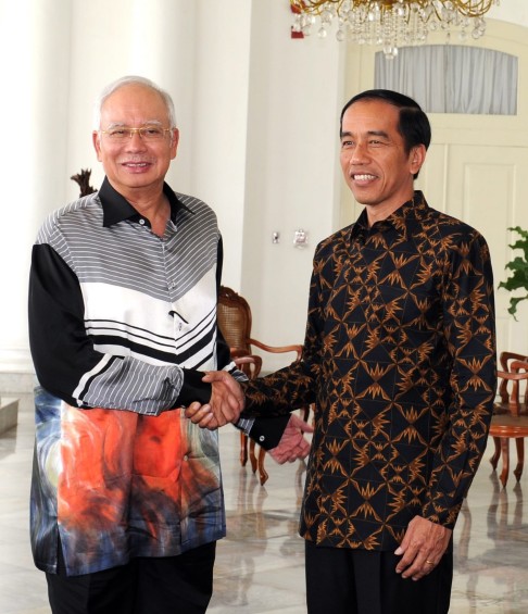 Indonesian President Joko Widodo (right) greets Malaysian Prime Minister Najib Razak at Bogor's Presidential Palace. Photo: EPA