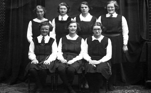 Elsie Tu, top row left, posing with her netball team.